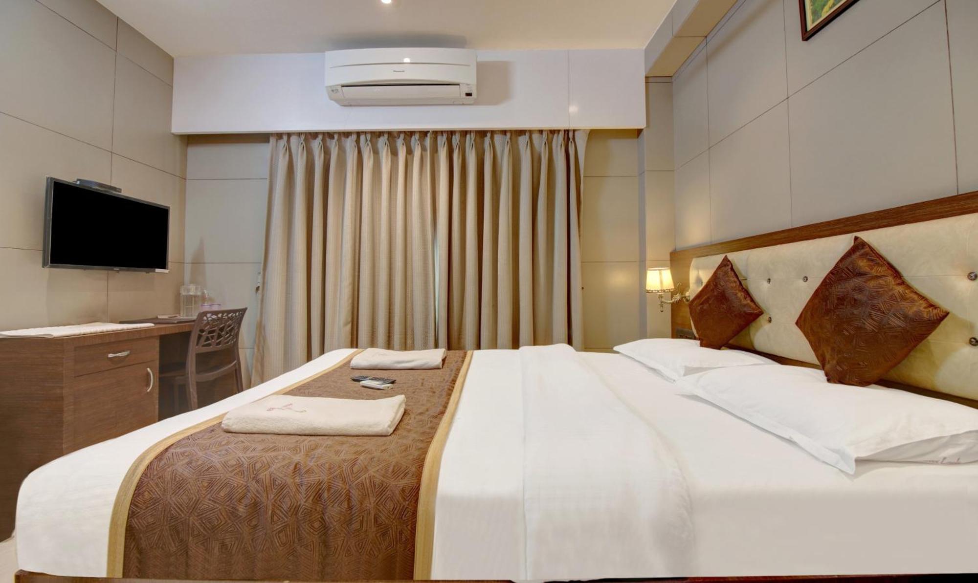 Hotel Leela Kalyān Екстериор снимка