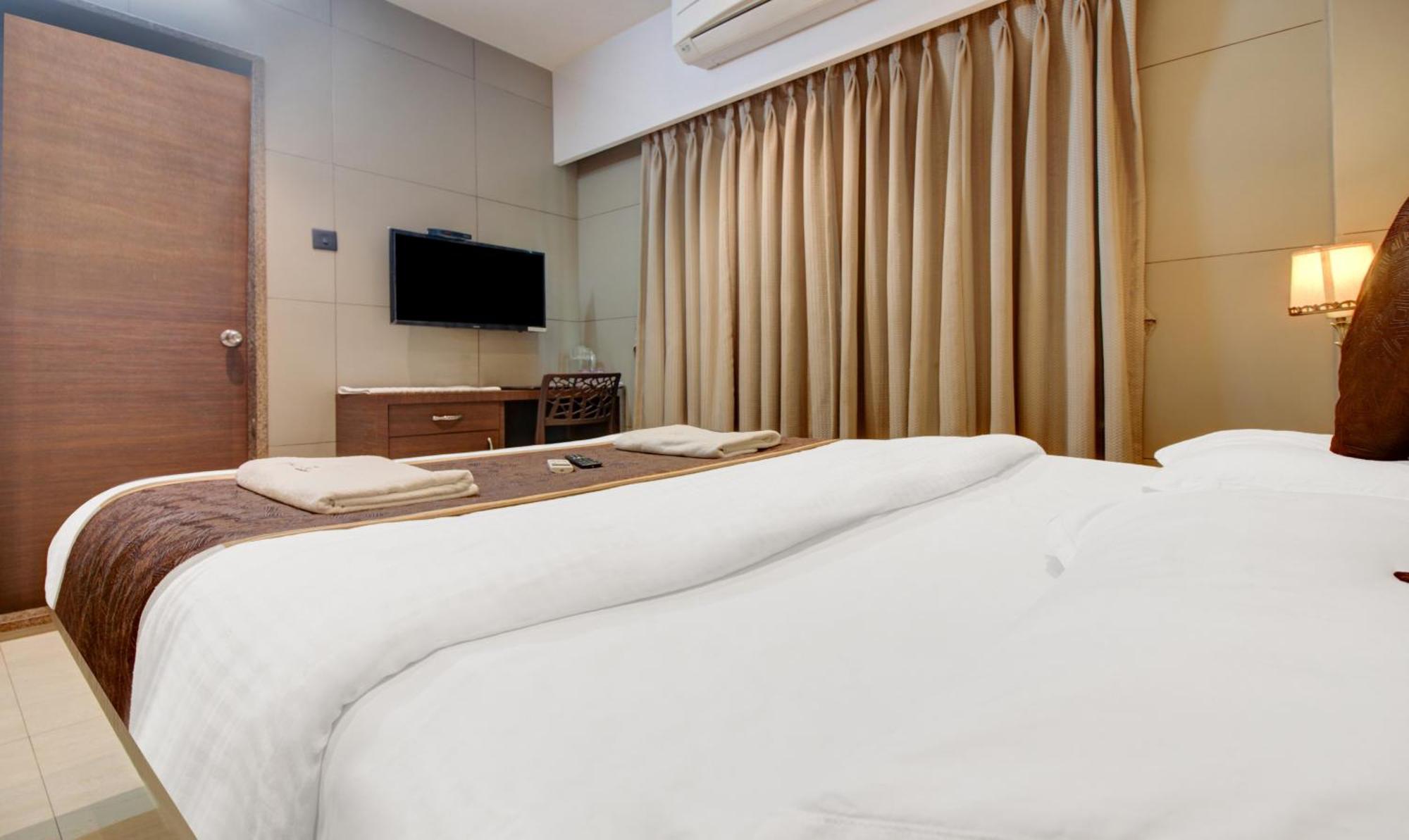 Hotel Leela Kalyān Екстериор снимка