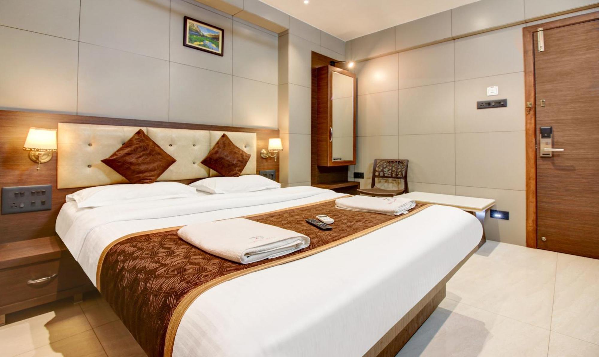 Hotel Leela Kalyān Екстериор снимка